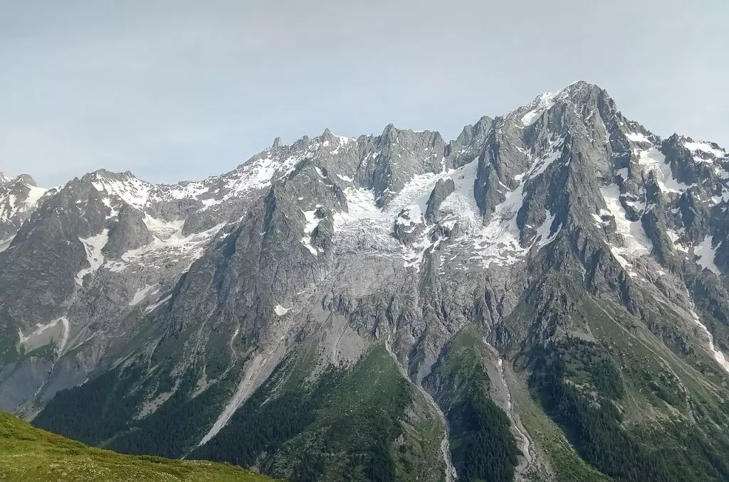 Allarme Ghiacciaio Planpincieux: Massima Allerta in Val Ferret per Accelerazione del Ghiaccio