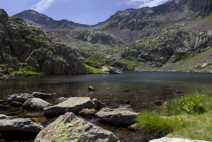 Trekking Estivo nella Val Gesso: Un Percorso Incantevole tra Laghi Alpini e Storia