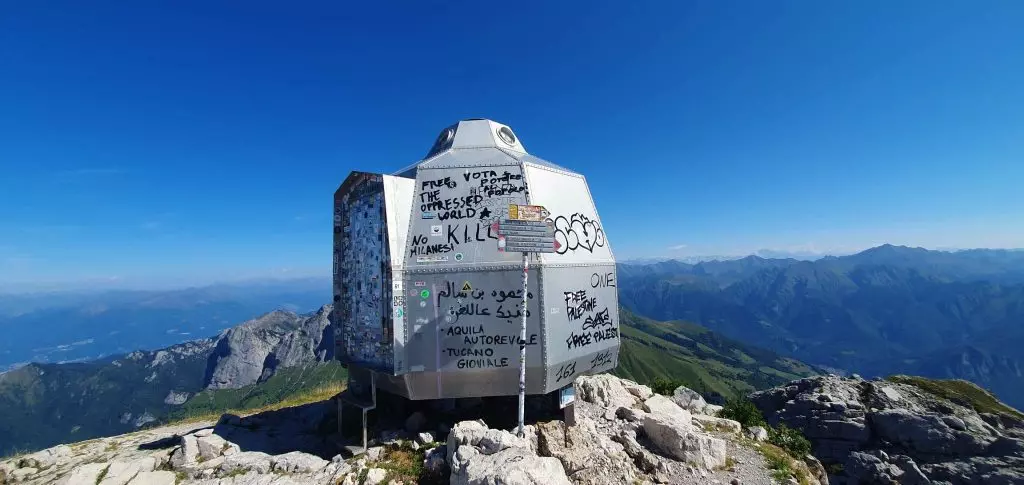 Bivacco Ferrario: Un Simbolo Alpino Sfigurato dai Graffiti sulla Grignetta