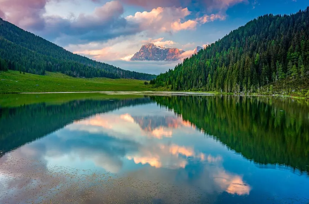 Gemme Nascoste: Viaggio tra i Laghi Specchio d'Italia