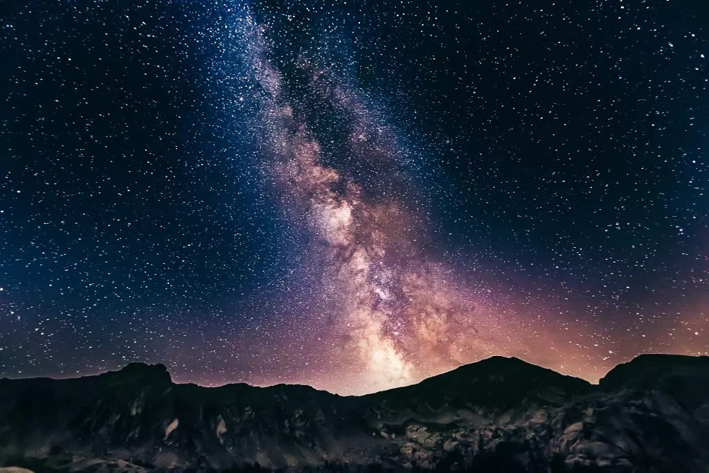 Notti di stelle e vette: un viaggio cinematografico tra piogge meteoriche e panorami alpini