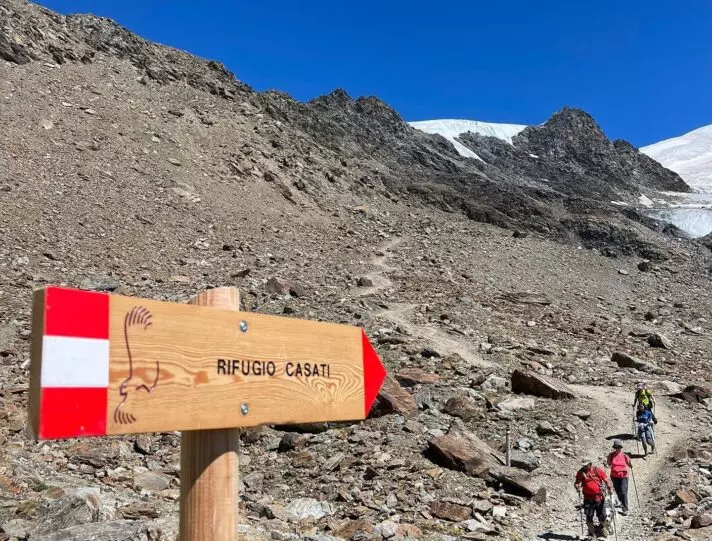 Ascesa Mozzafiato al Cevedale: Un'Avventura Estiva tra Ghiacciai e Panorami Alpini