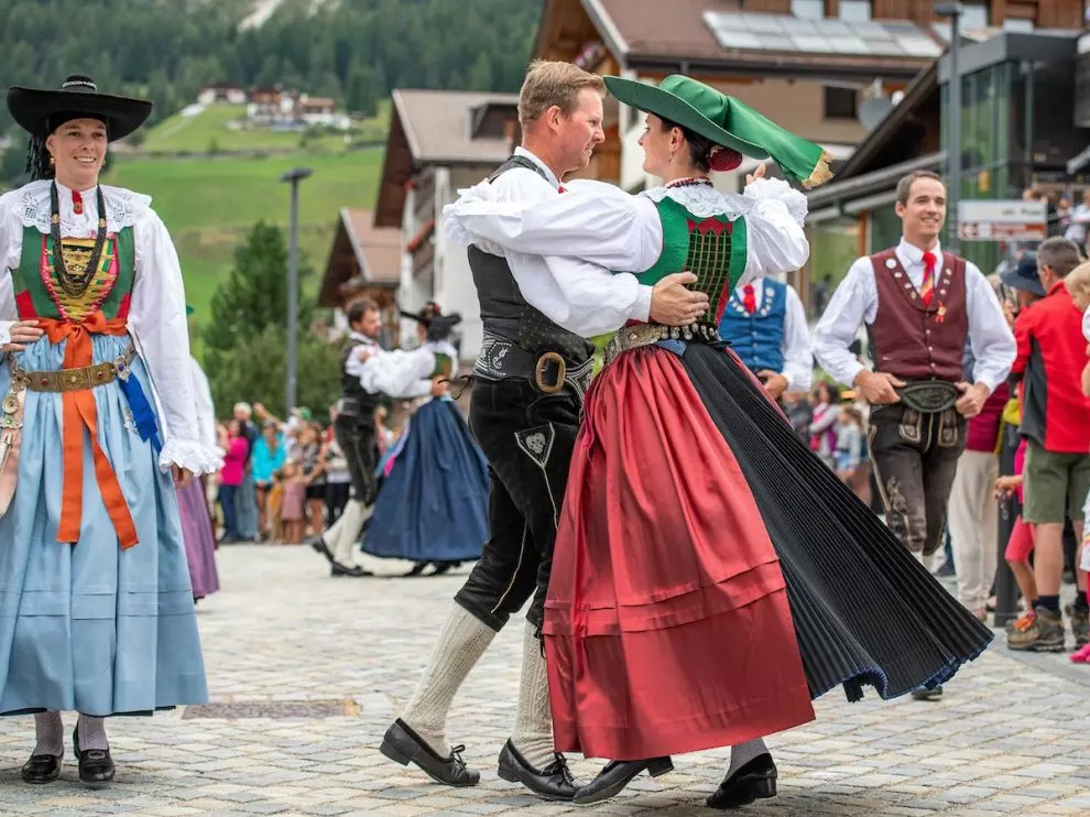 Val Gardena Celebra la Sua Tradizione Secolare con la Sfilata in Costume