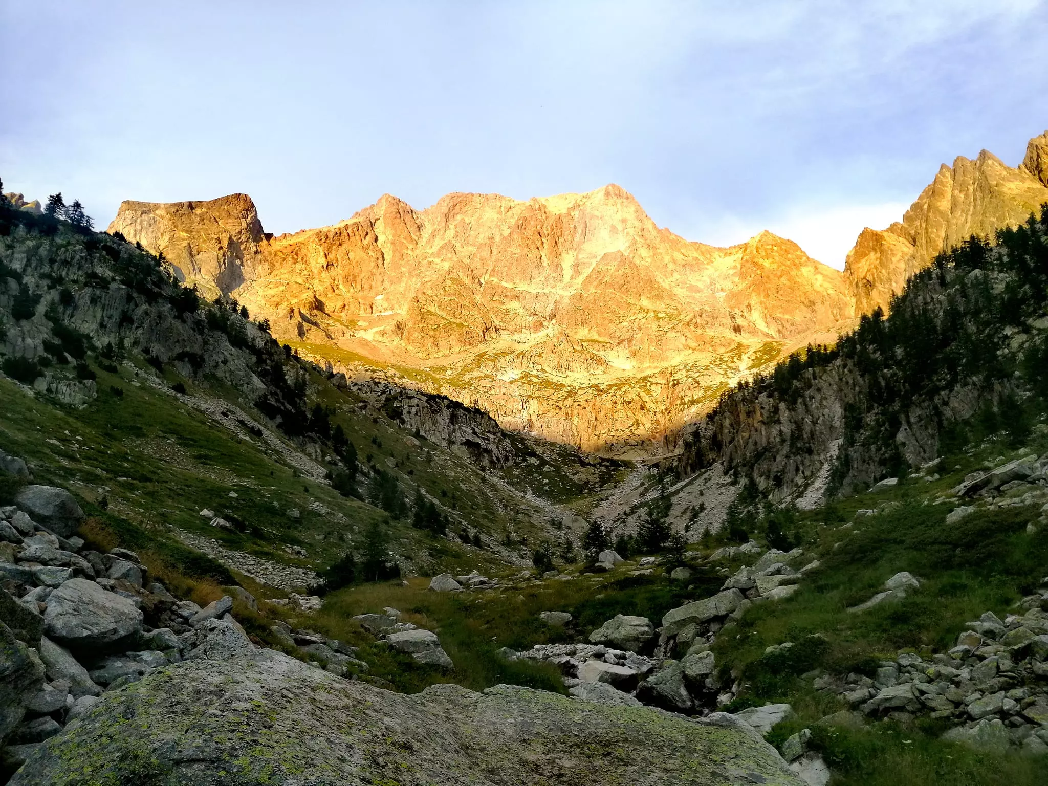 Rifugio Bozano: Un'Oasi Alpina tra Imponenti Cime e Natura Incontaminata