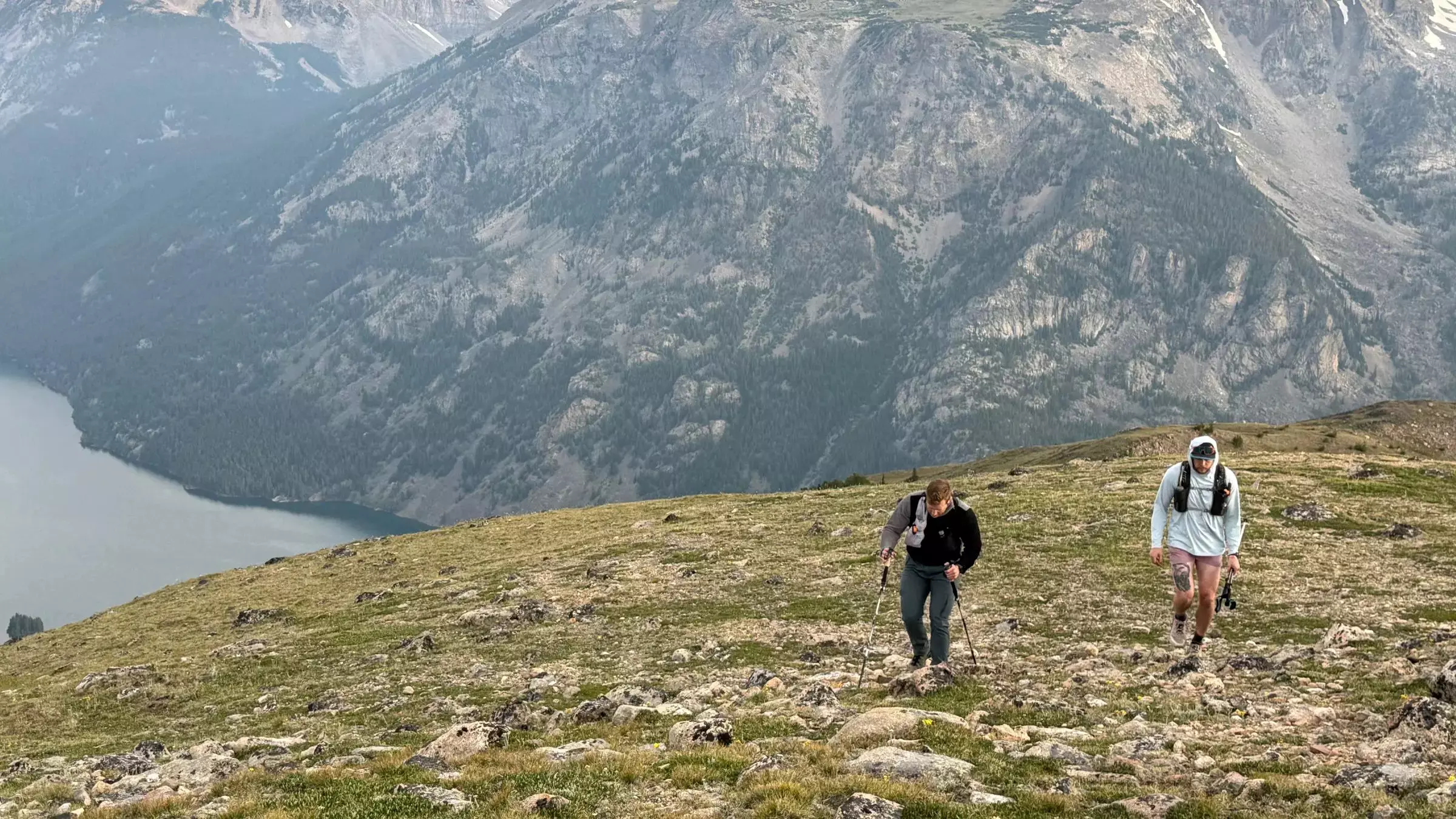 Incredibile Odissea Montana: L'Infermiere che Ha Scalato 16 km con un Bastoncino Conficcato