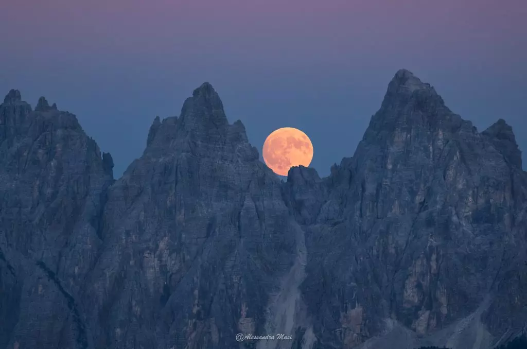 La Splendida Luna Piena del Cervo Illumina i Cieli del Cadore con un Magico Spettacolo Naturale