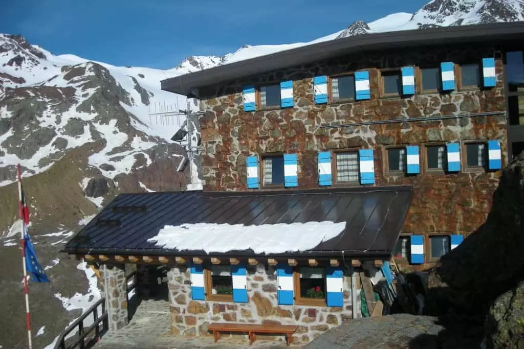 Val di Sole: Un Percorso Incantevole tra Cime Maestose e Rifugi Alpinistici